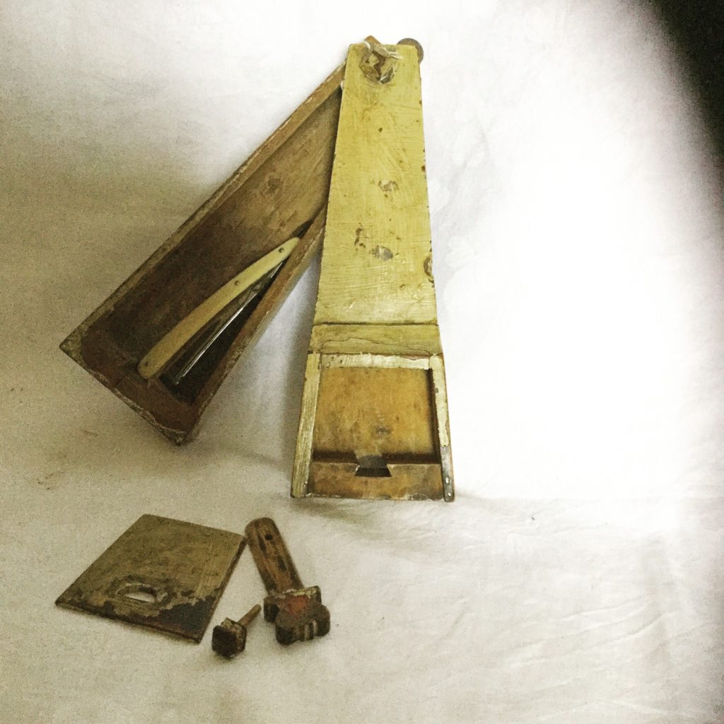 Danish puzzle razor box